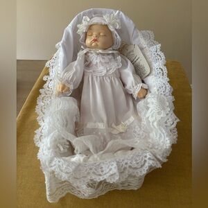 Artmark Vintage Crowne Porcelain Elizabeth Doll Animated Plays Music 1989 1980s